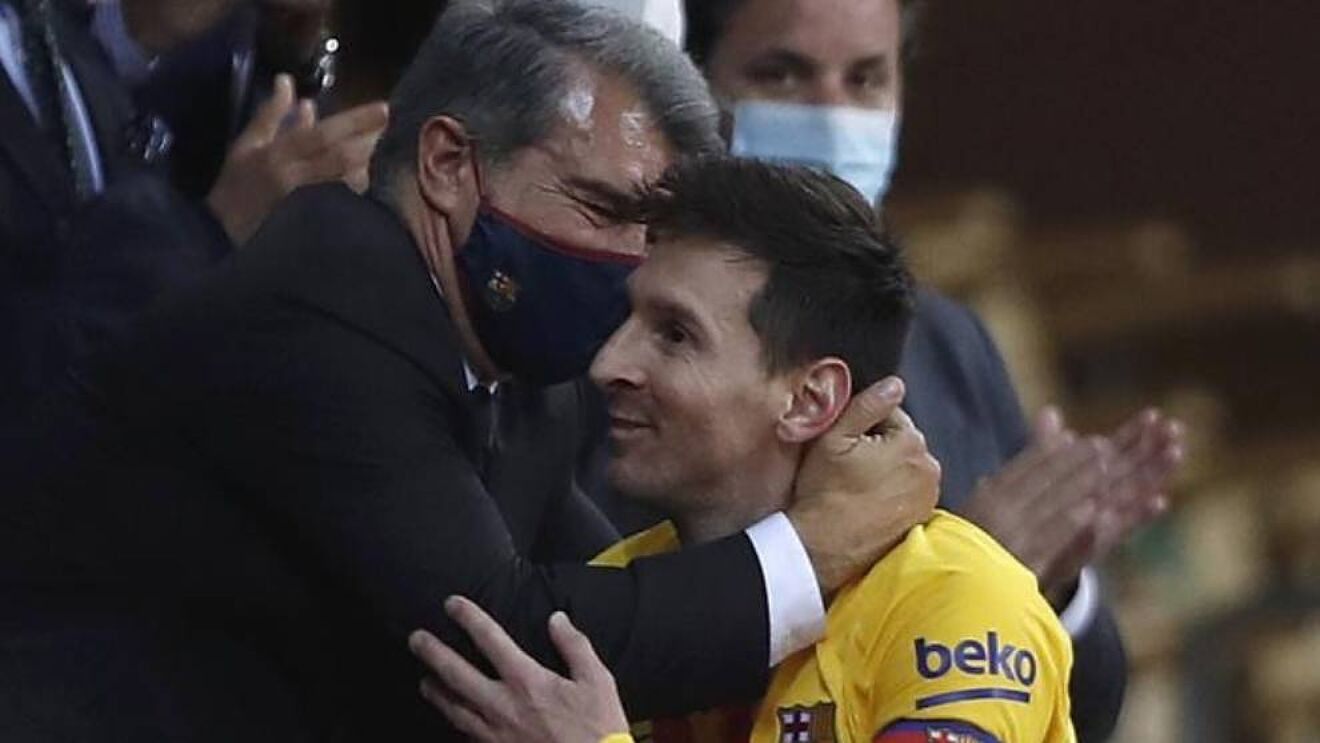 Joan Laporta, abrazando a Leo Messi / EFE
