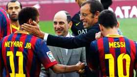 Sandro Rosell acaricia la mejilla de Neymar en presencia de Messi y los representantes de Qatar Airways / EFE