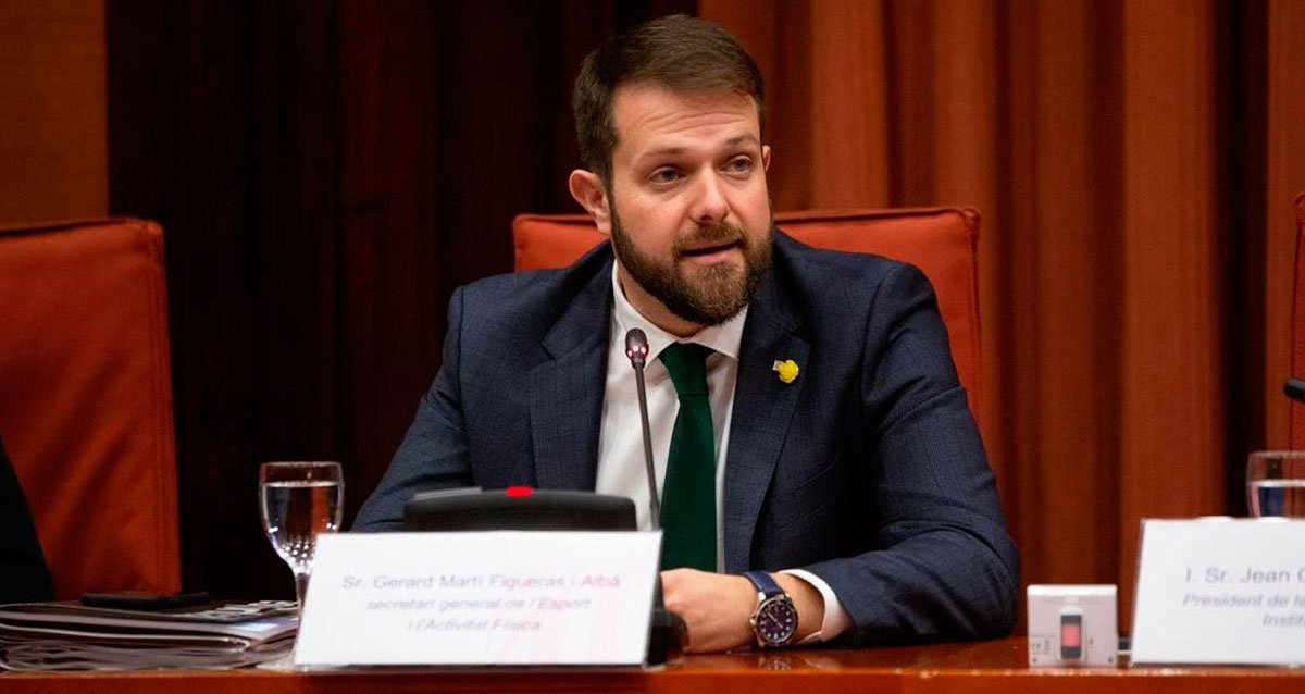Gerard Figueras toma la palabra en público en el Parlament de Catalunya / EFE