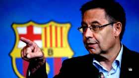 Josep María Bartomeu señala con el dedo la nueva normalidad del Barça / EFE