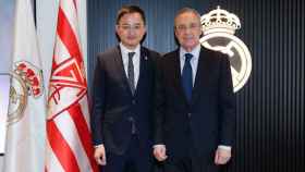 El presidente del Granada, Jiang Lizhang, junto a Florentino Pérez. / Granada CF