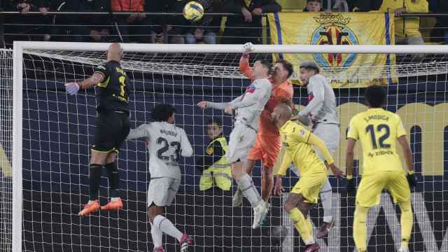 Ter Stegen despeja un córner lanzado por el Villarreal al final del partido / EFE