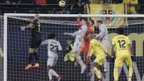 Ter Stegen despeja un córner lanzado por el Villarreal al final del partido / EFE
