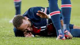 Neymar cayó lesionado contra el Olympique de Lyon / EFE