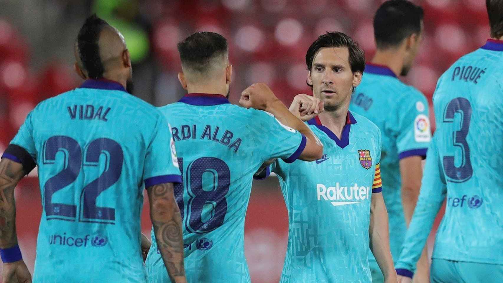 Messi celebra con Jordi Alba el gol de Arturo Vidal / EFE