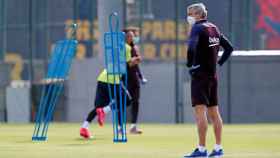 Quique Setién en un entrenamiento con el Barça / EFE