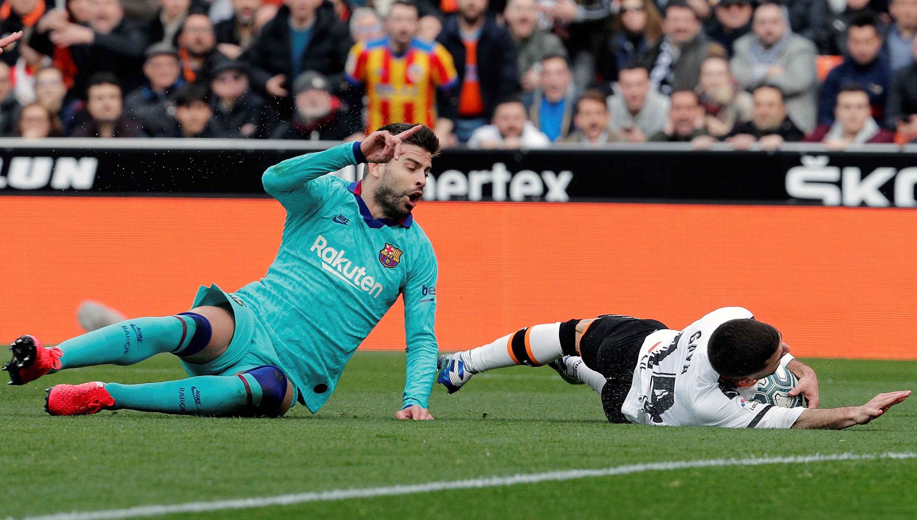 Gerard Piqué en la acción del penalti contra el Valencia / EFE