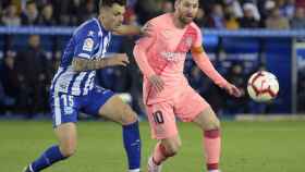 Leo Messi durante el encuentro frente al Alavés / EFE
