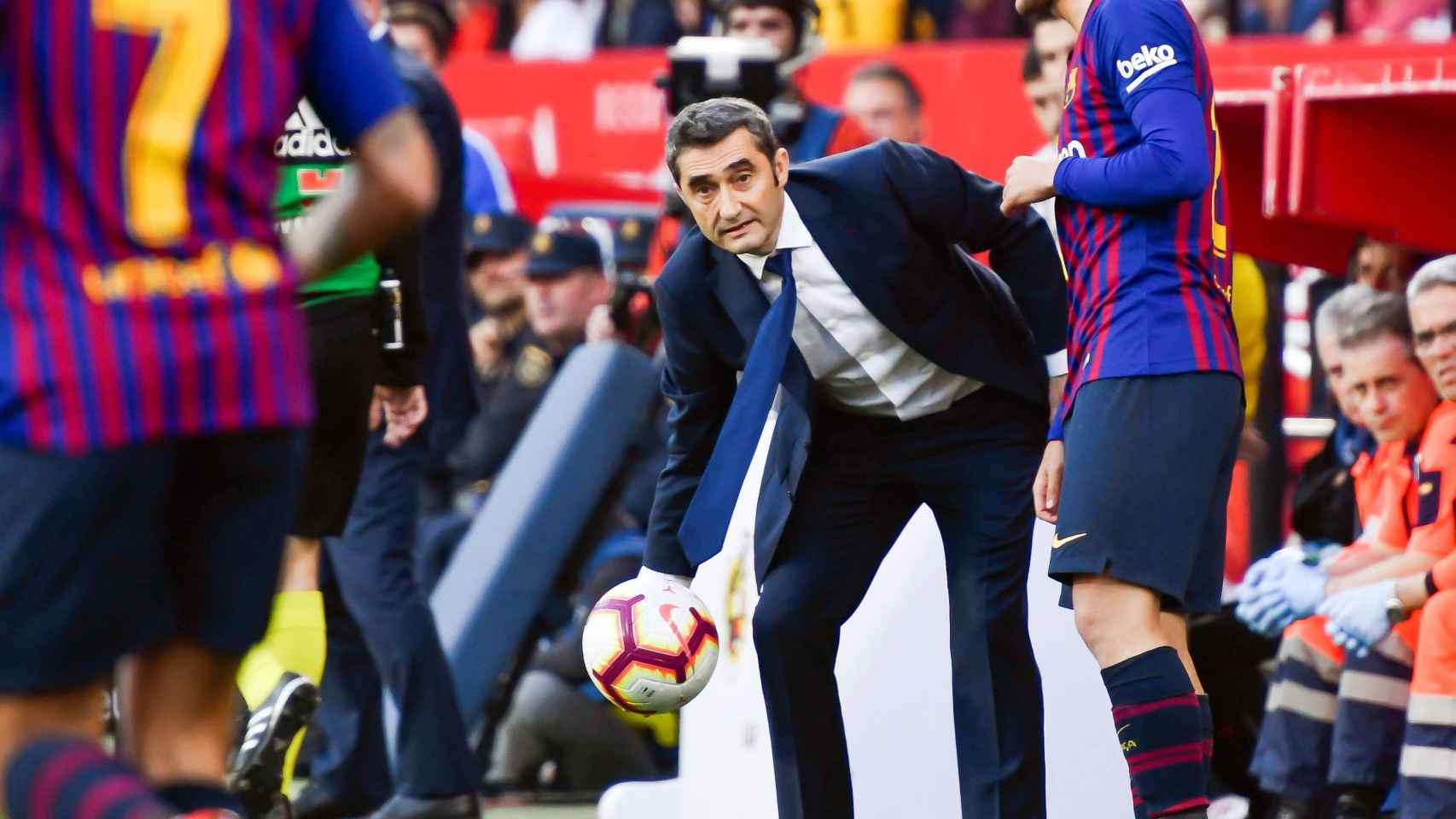 Valverde devuelve el balón al campo durante el Sevilla-Barça / EFE