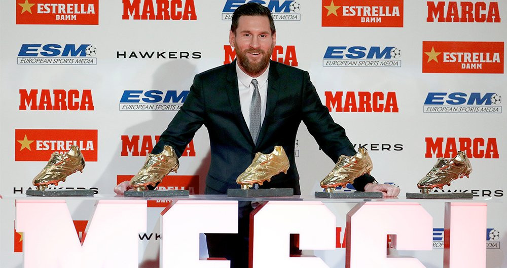 El delantero argentino del Barcelona, Leo Messi, posa tras recibir su quinta Bota de Oro como máximo goleador de las ligas nacionales / EFE