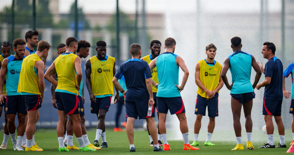 Xavi, dando una charla a los jugadores durante un entrenamiento del Barça / FCB