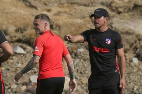 Trippier y Simeone en un entrenamiento del Atlético de Madrid / EFE