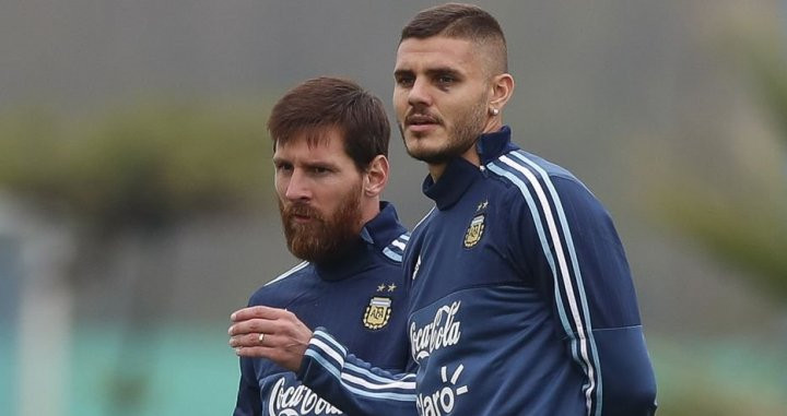 Messi e Icardi conversando durante un entrenamiento de la selección Argentina / EFE