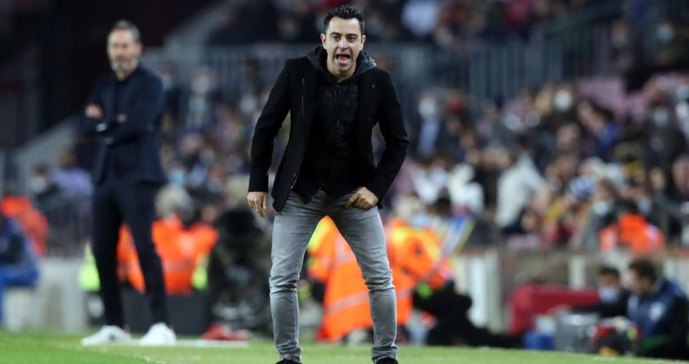 Xavi dando órdenes a los del Barça / FCB