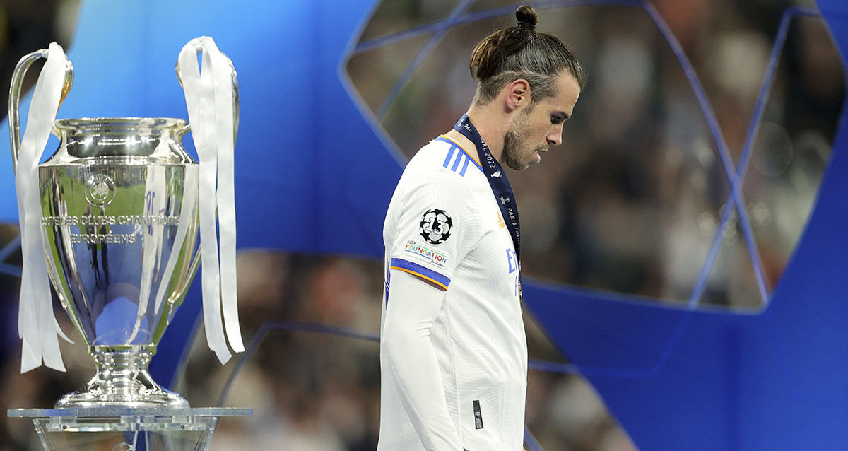 Gareth Bale, de espaldas al trofeo de Champions League, tras la final contra el Liverpool / EFE