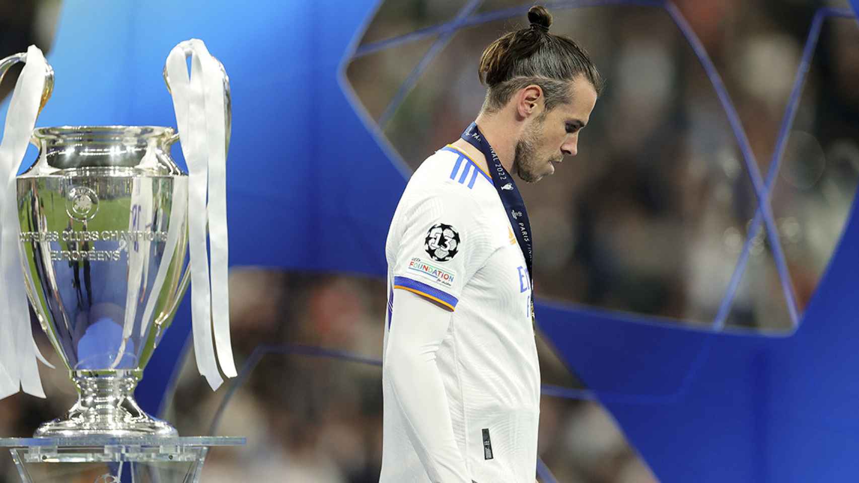 Gareth Bale, de espaldas al trofeo de Champions League, tras la final contra el Liverpool