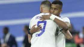 Rodrygo y Benzema se abrazan tras el gol del delantero francés, de penalti, al City / EFE