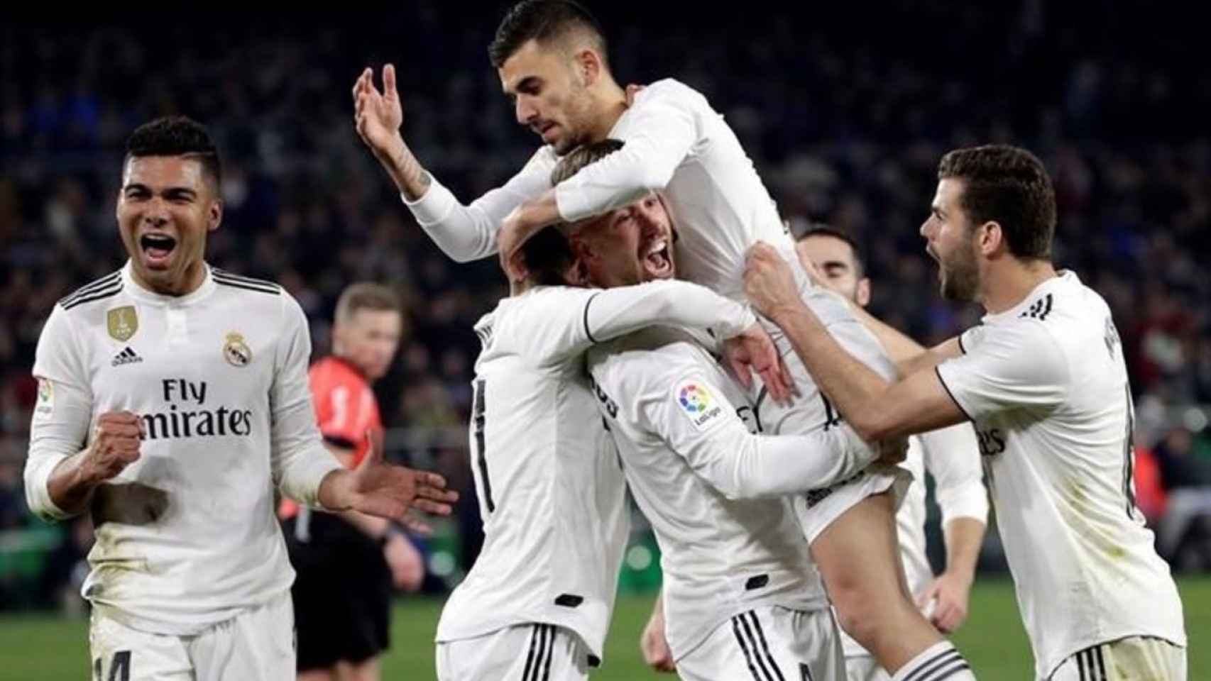 Ceballos celebrando un gol con el Real Madrid