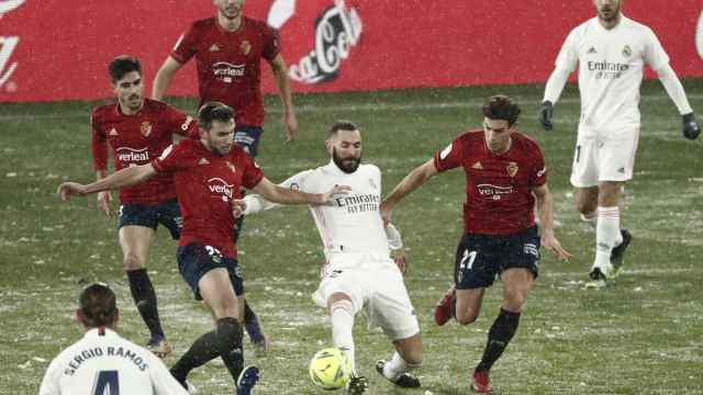 Karim Benzema rodeado de jugadores del Osasuna / EFE