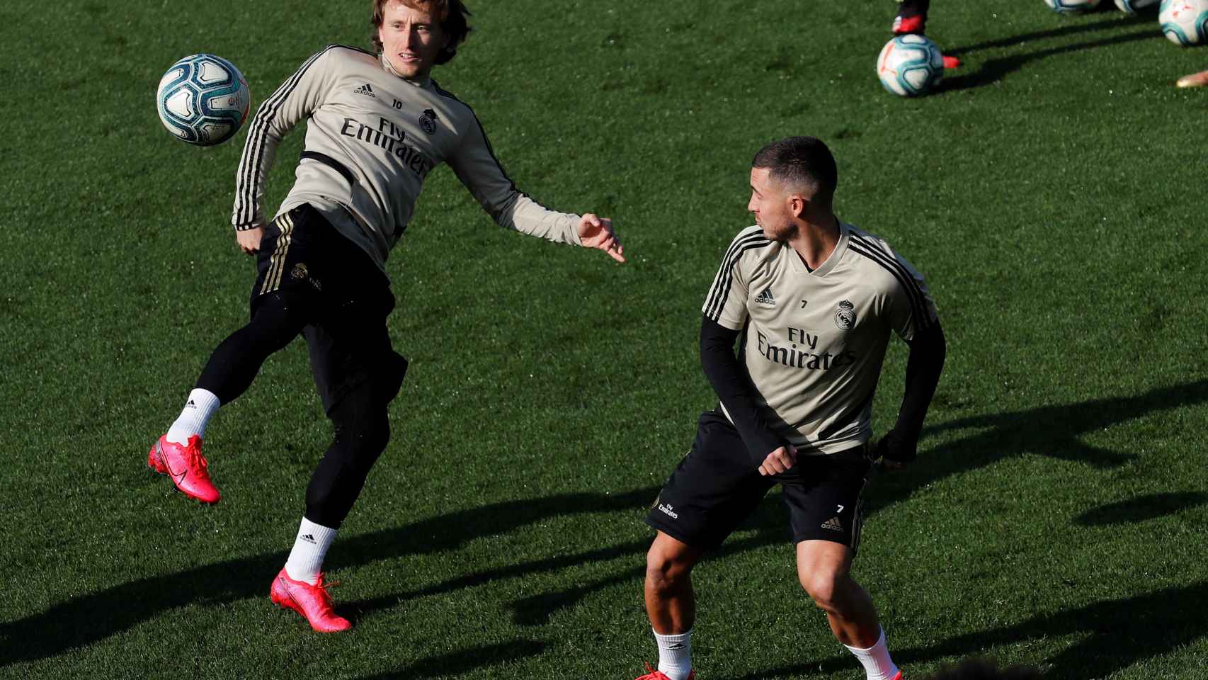 Modric y Hazard durante un entrenamiento / EFE
