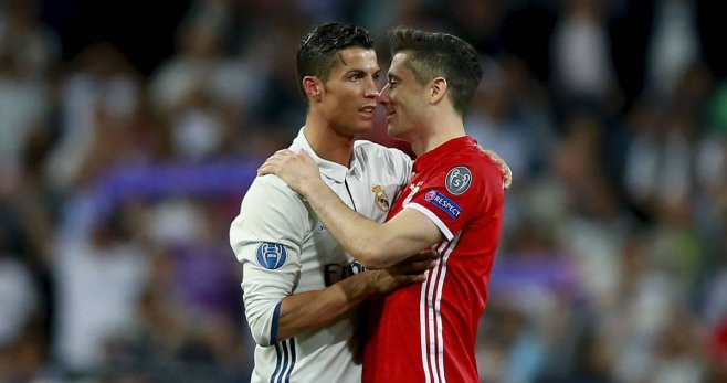 Cristiano, en su etapa en el Real Madrid, se saluda con Lewandowski  | EFE