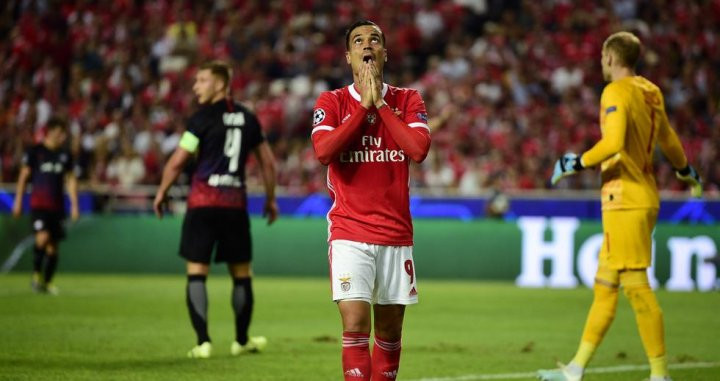 Raúl de Tomás lamentando una ocasión con el Benfica / EFE