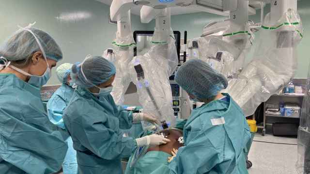 Miembros del equipo de Teknon durante una intervención con el robot Da Vinci: la cirugía robótica aporta importantes beneficios / QUIRÓNSALUD