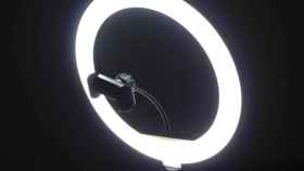 Imagen de un anillo de luz con el soporte para el móvil / Sergeyspbphotografer en PIXABAY