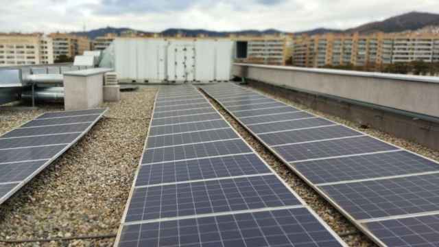 Placas solares en un tejado de un edificio / EP