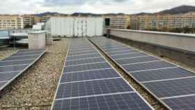 Placas solares en un tejado de un edificio / EP