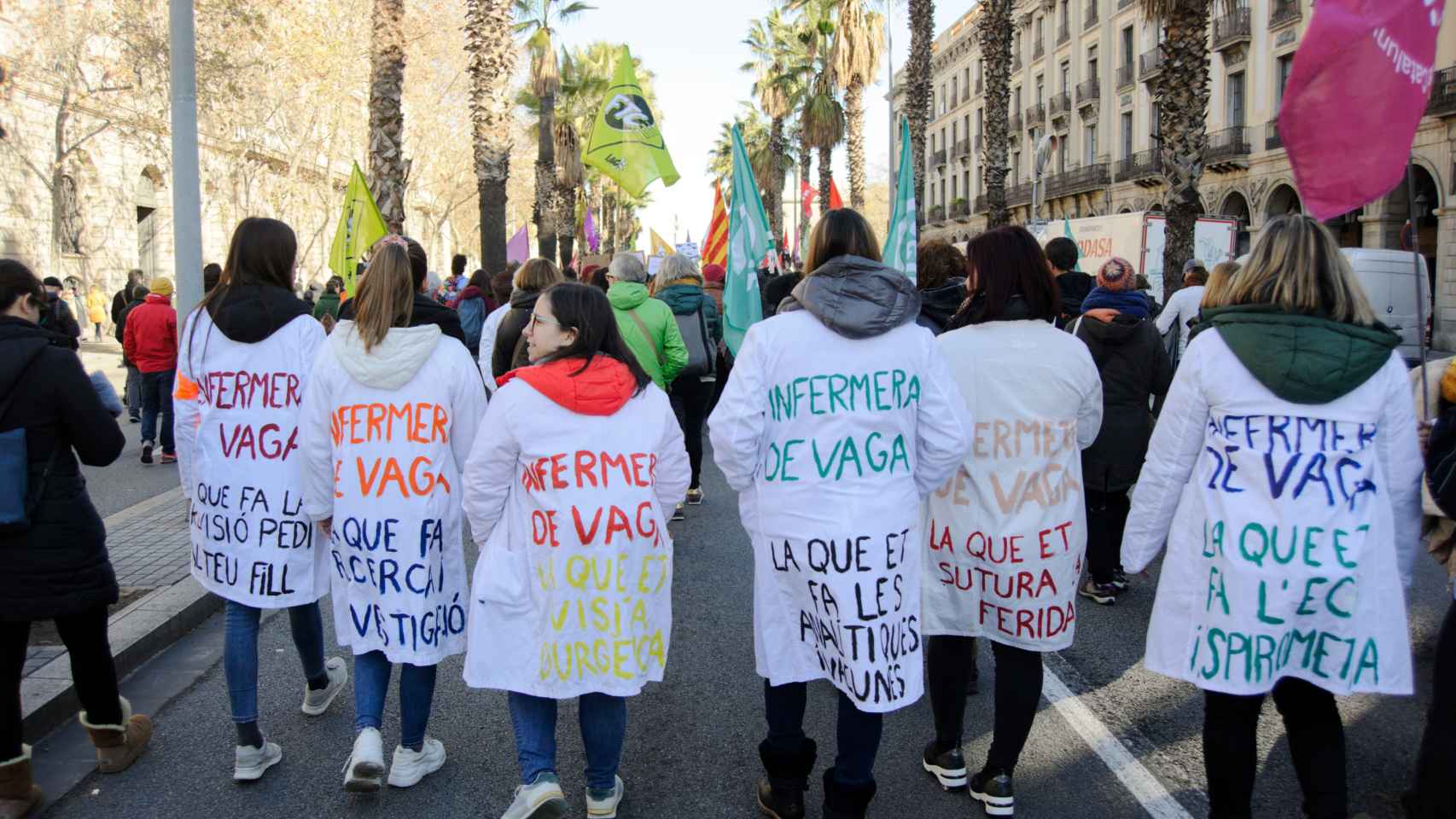 Varias personas protestan con pancartas durante una manifestación conjunta de sindicatos médicos y educativos catalanes en Barcelona / EUROPA PRESS