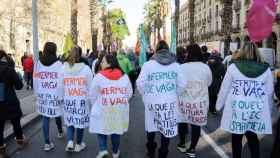 Varias personas protestan con pancartas durante una manifestación conjunta de sindicatos médicos y educativos catalanes en Barcelona / EUROPA PRESS