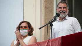 La alcaldesa de Barcelona, Ada Colau (i), y el presidente de Òmniun Cultural, Jordi Cuixart, durante el pregón de la Fiestas de Gràcia 2021 / ALEJANDRO GARCÍA - EFE