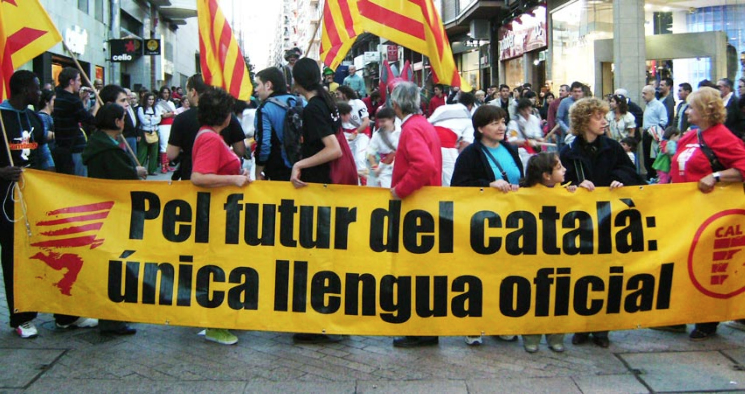 Pancarta de Plataforma per la Llengua exigiendo el catalán como única lengua oficial de Cataluña / CG