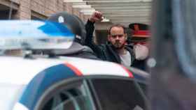 Los mossos detienen a Pablo Hasél, que alza el puño / RAMÓN GABRIEL - EFE