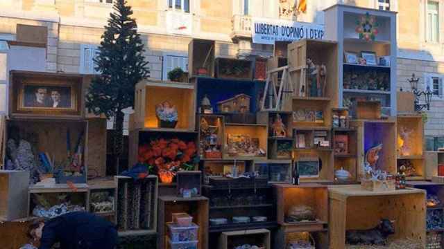 El polémico pesebre-trastero de la plaza Sant Jaume le ha valido duras críticas a Ada Colau / TWITTER