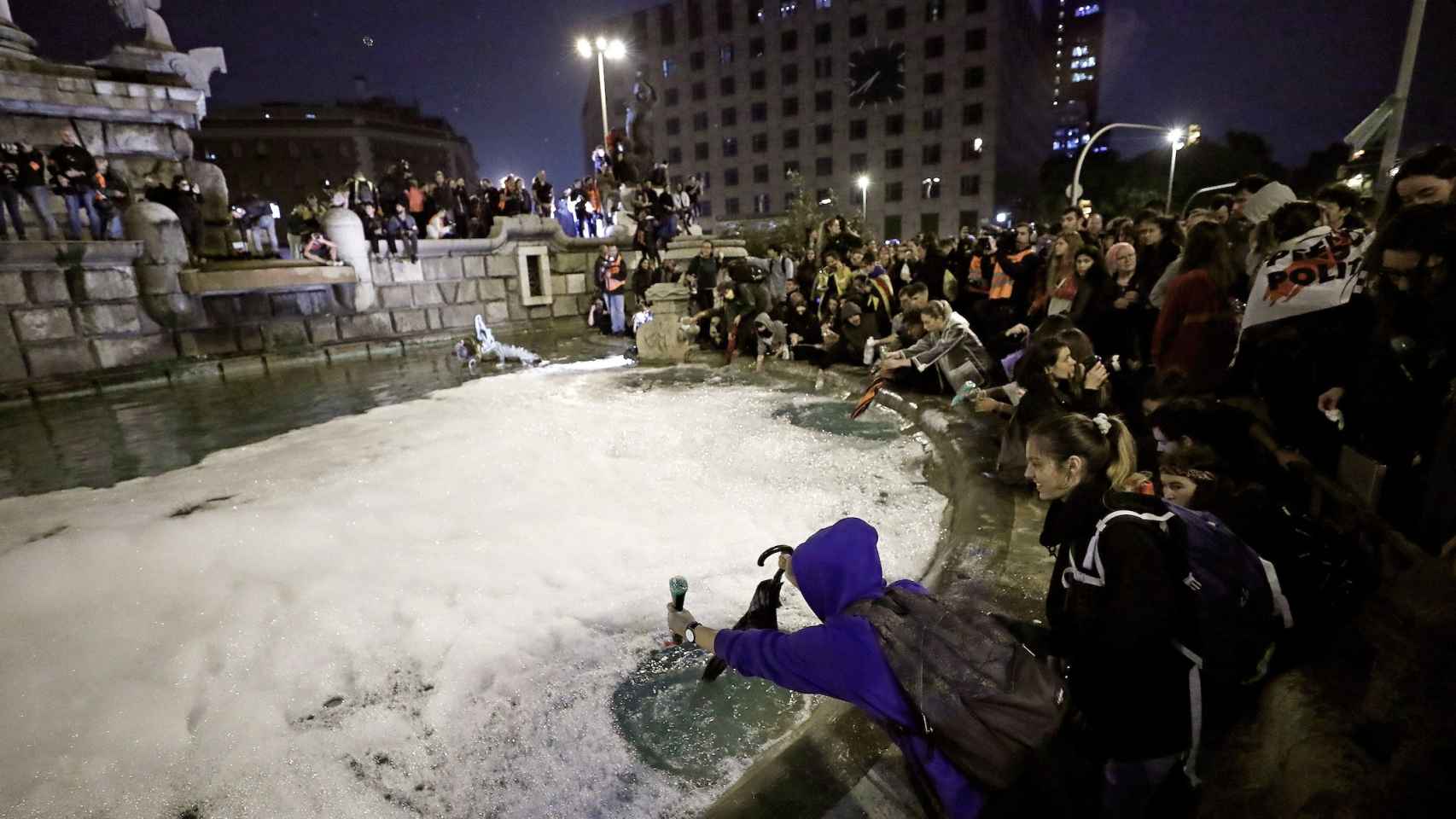 Independentistas llenan de jabón la fuente de plaza de Espanya / EFE