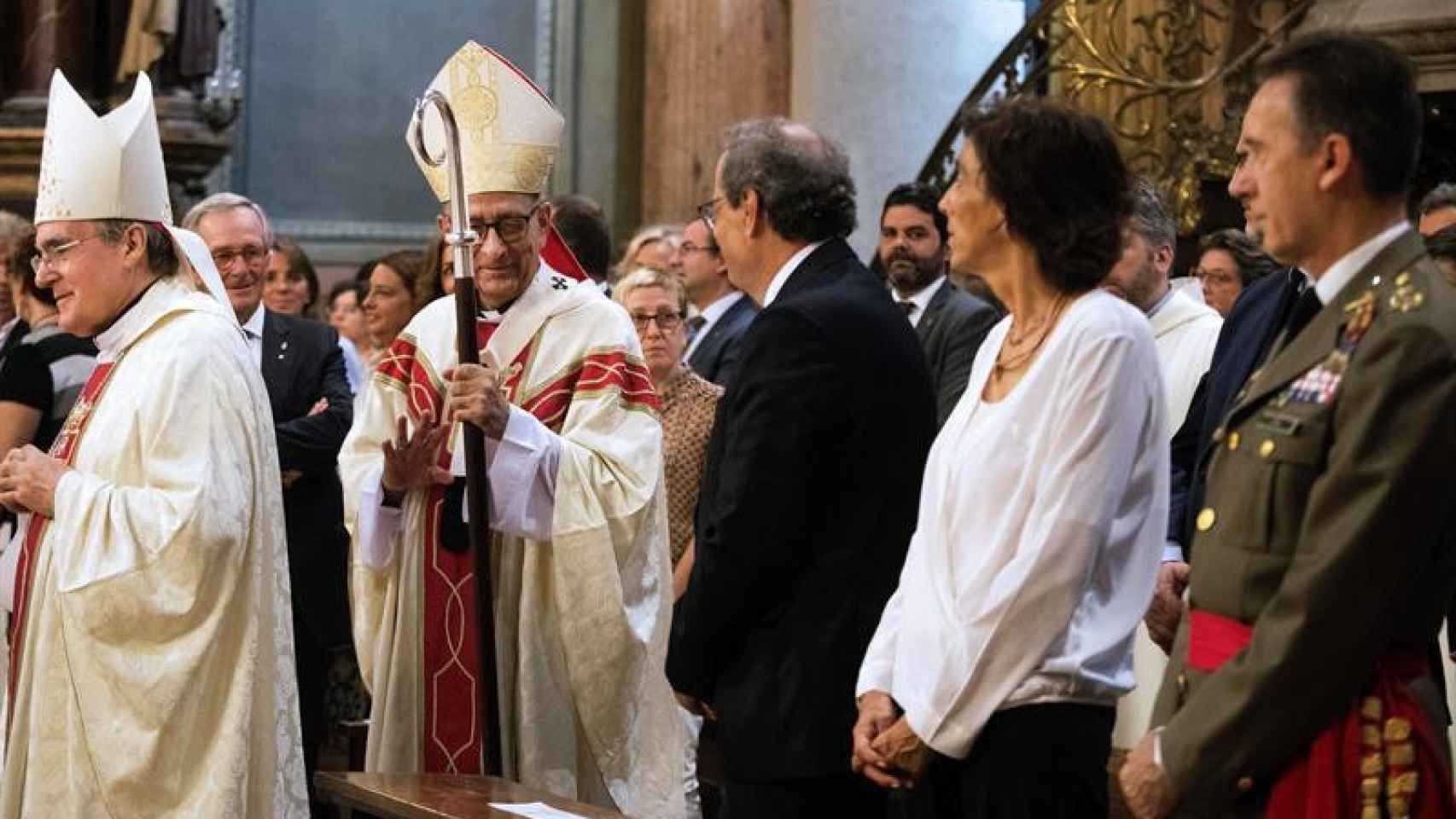El cardenal arzobispo de Barcelona, Juan José Omella, saluda al presidente de la Generalitat, Quim Torra, durante la misa con motivo de La Mercè / EFE
