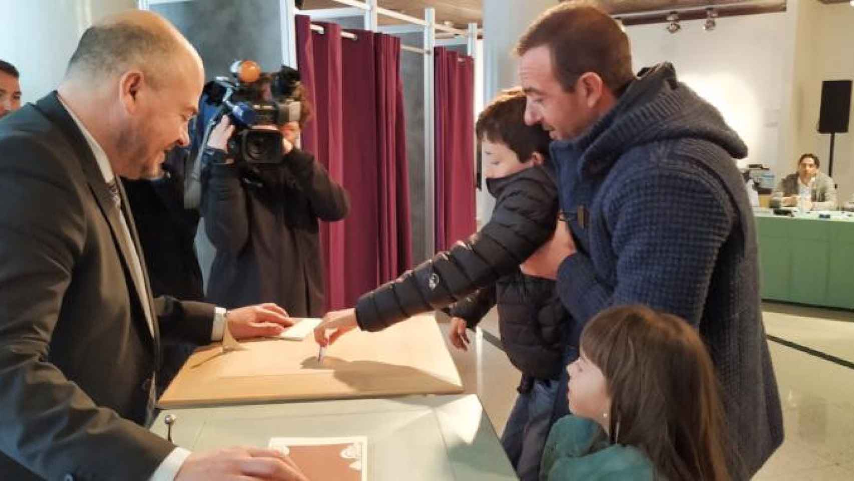 Imagen de un candidato al Consell General de Andorra depositando su voto junto a su hijo / TWITTER