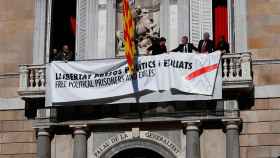 Momento en el que cambian la pancarta con el lazo amarillo por otra con uno blanco en la fachada del Palau de la Generalitat / EFE