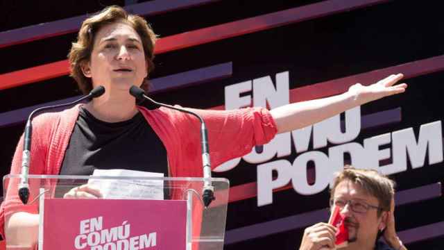 La alcaldesa de Barcelona, Ada Colau (i), y el exlíder de Catalunya en Comú en el Parlament, Xavier Domenech / EFE