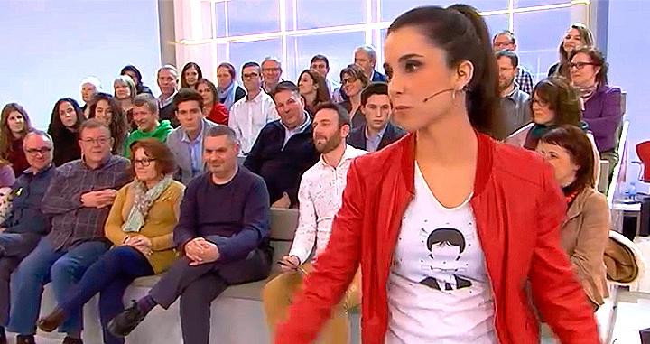 Laura Rosel en FAQS con una camiseta con la cara de Puigdemont