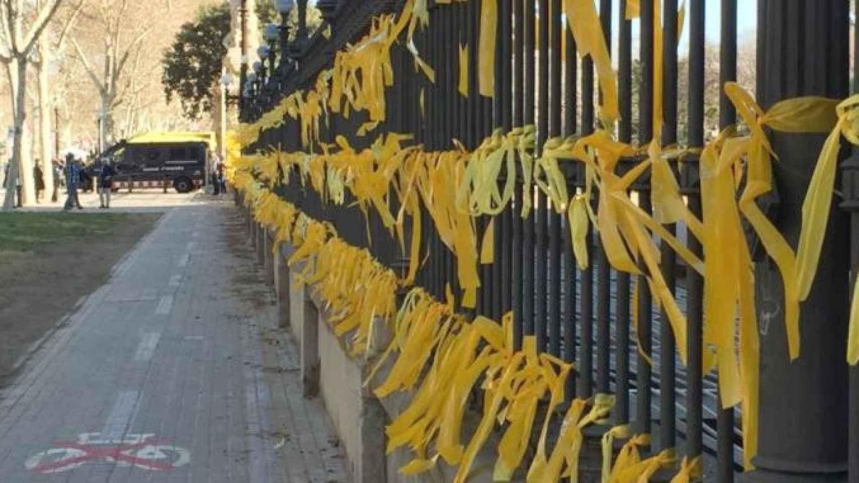 Imagen del Parque de la Ciutadella, donde ayer resultó agredida una mujer, lleno de lazos amarillos / CG