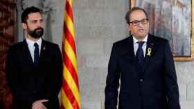 Roger Torrent (i), presidente del Parlament y dirigente de ERC en la toma posesión del presidente de la Generalitat, Quim Torra (d) / EFE