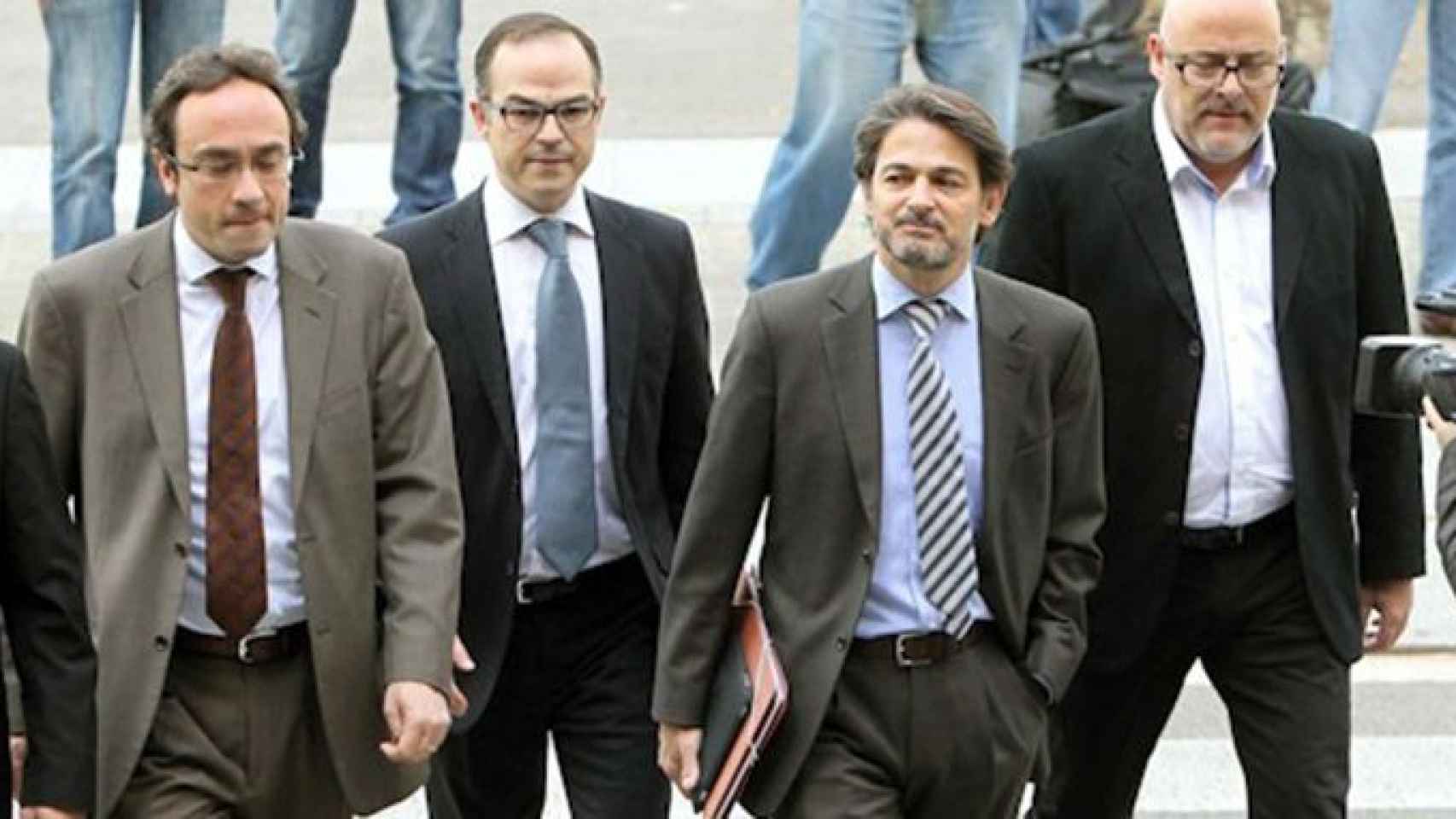 Jordi Turull (segundo por la izquierda) acompaña a Oriol Pujol (segundo por la derecha) a su llegada al Tribunal Superior de Justicia de Cataluña para declarar por el caso de las ITV / EFE
