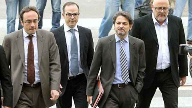 Jordi Turull (segundo por la izquierda) acompaña a Oriol Pujol (segundo por la derecha) a su llegada al Tribunal Superior de Justicia de Cataluña para declarar por el caso de las ITV / EFE