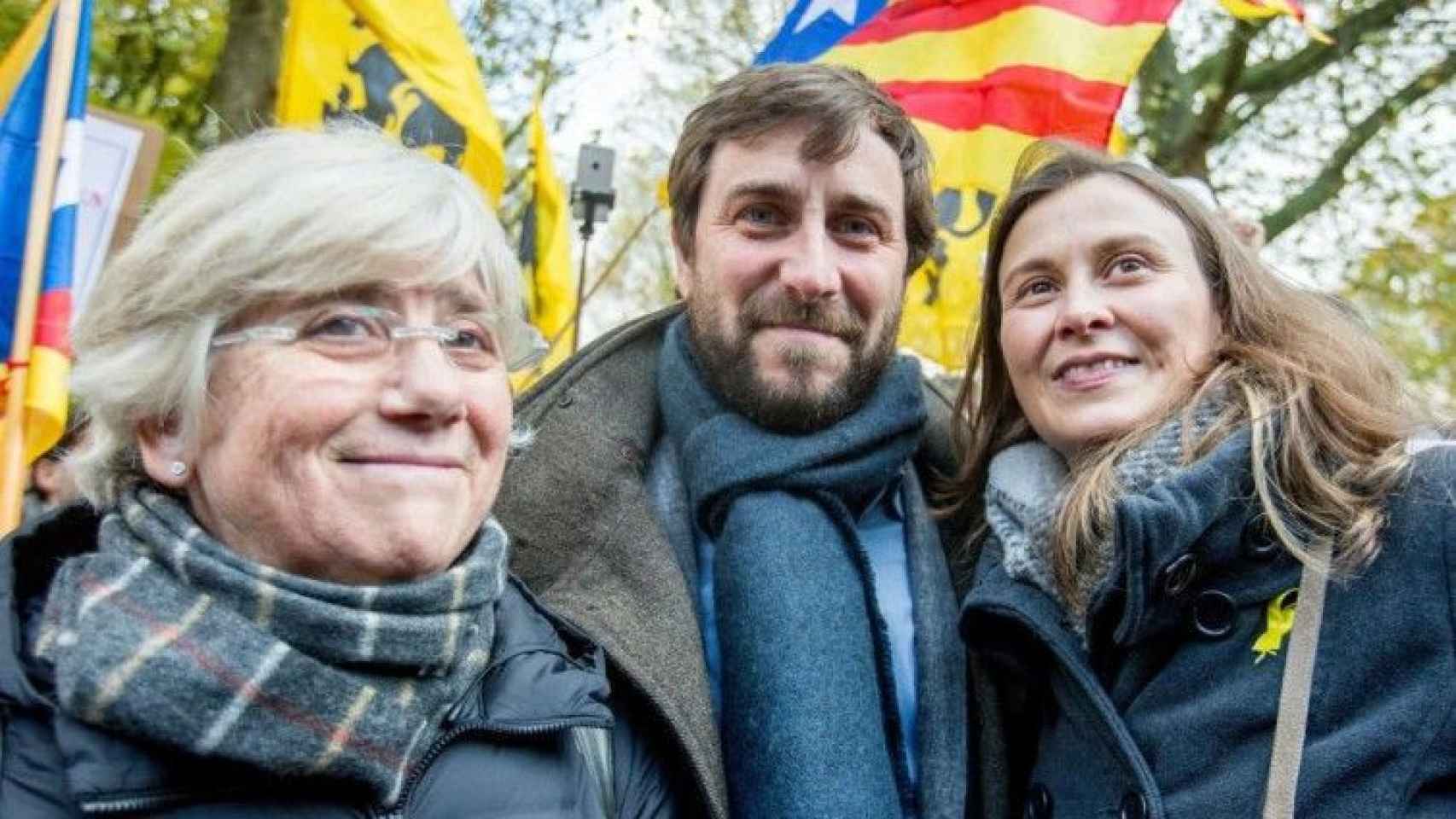 Los exconsejeros Clara Ponsatí, Toni Comín y Meritxell Serret, en una manifestación en Bruselas / EFE