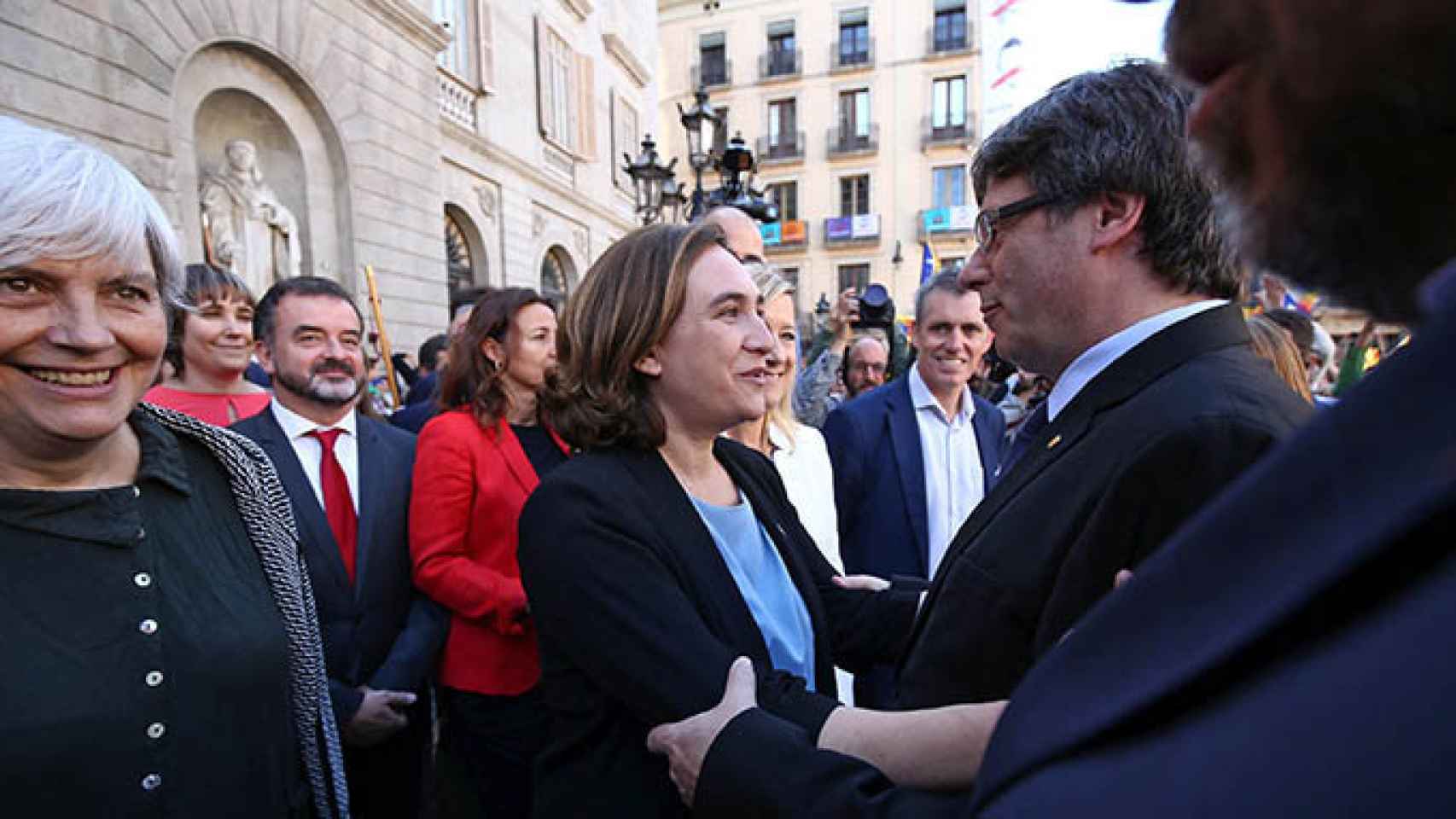 La alcaldesa de Barcelona, Ada Colau, y el presidente de la Generalitat, Carles Puigdemont, se saludan en el acto de apoyo a los 750 alcaldes citados por la Fiscalía por apoyar el referéndum / JORDI BEDMAR