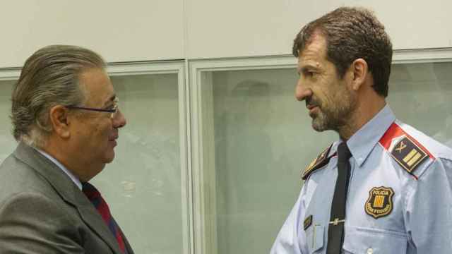 El nuevo coordinador de los Mossos d'Esquadra, Ferran López, saluda al ministro de Interior, Juan Ignacio Zoido / CG