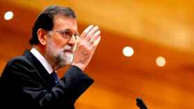 El presidente del Gobierno, Mariano Rajoy, hablando en el Senado el viernes. Rajoy asevera que el Estado de derecho restaurará la legalidad en Cataluña / EFE